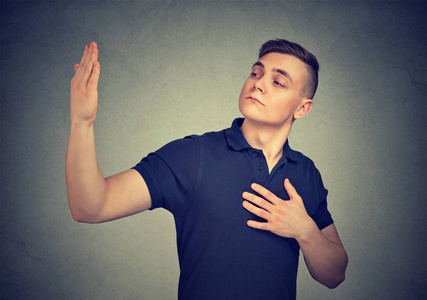 傲慢的自我重要的人.人类情感的面部表情照片