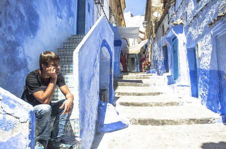 旅游 seatting 舍，摩洛哥蓝色街上