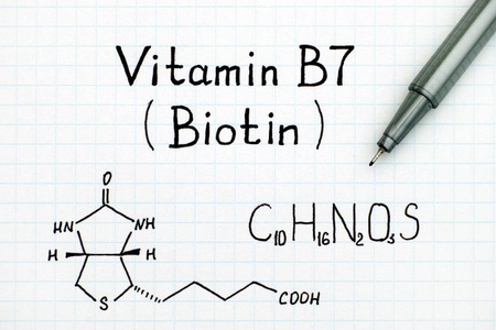 化学式的维生素 B7 生物素 与笔