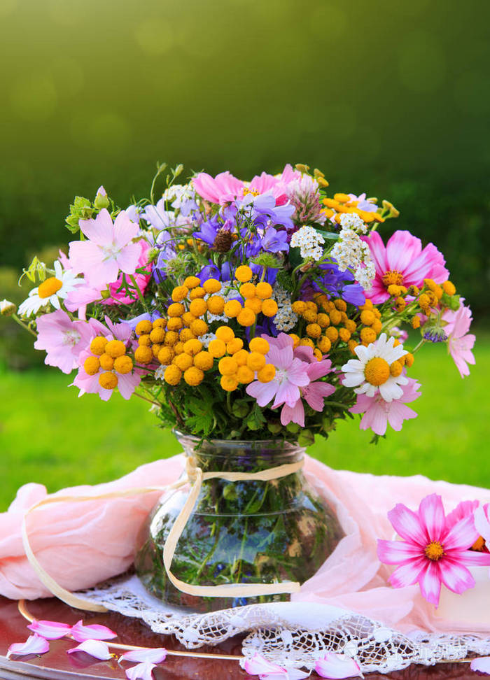 五颜六色的鲜花插在花瓶里的花束照片 正版商用图片0udpyk 摄图新视界