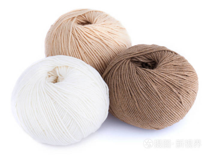 孤立在白色背景上的棕色和白色的羊毛毛线球