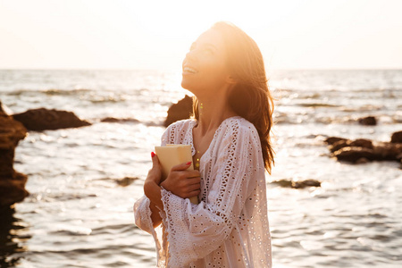 侧面视图典型的撒丁岛木制小雕像在黑色背景与曝光不足的侧光卧室