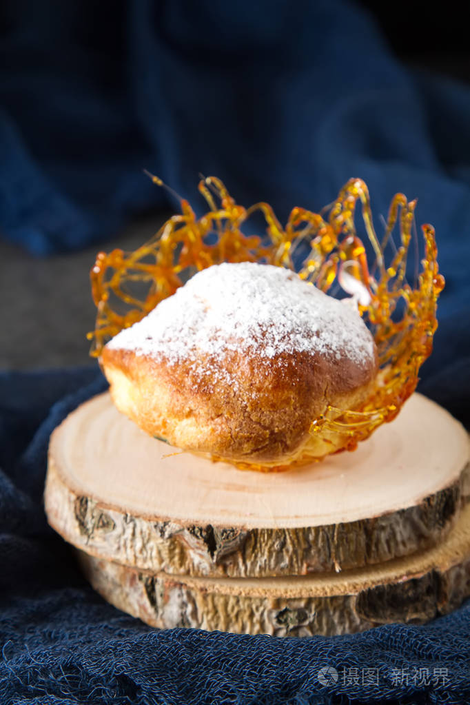 意大利甜点是泡芙奶油和焦糖装饰