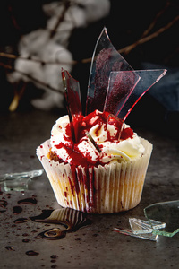 加血在万圣节蛋糕加血奶油和玻璃.一个美味的生日蛋糕照片