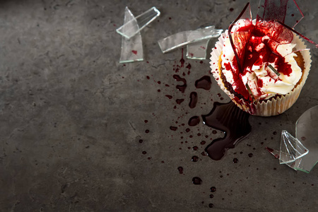 加血在万圣节蛋糕加血奶油和玻璃.一个美味的生日蛋糕照片