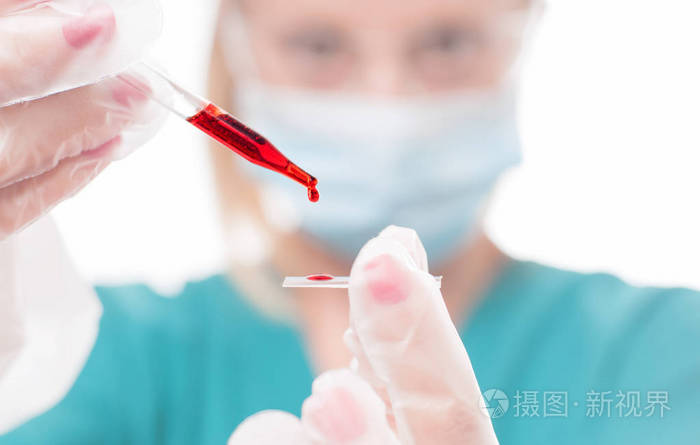 女医生做血液测试