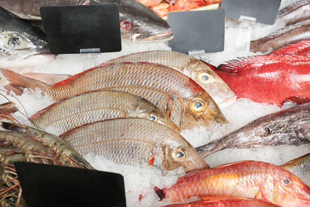 超市水产新鲜的鱼,在超市照片
