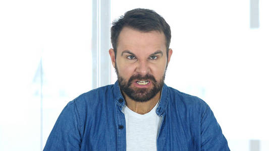 愤怒的失意人,滥用在相机在办公室照片