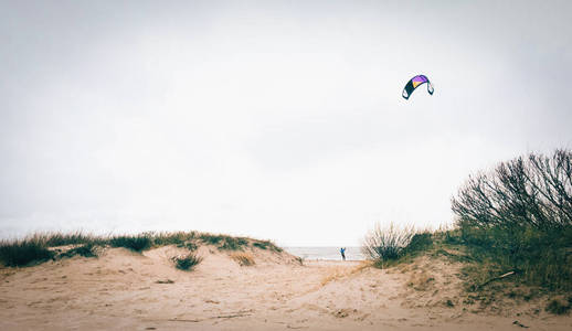 Kitesurfer 在沙滩上