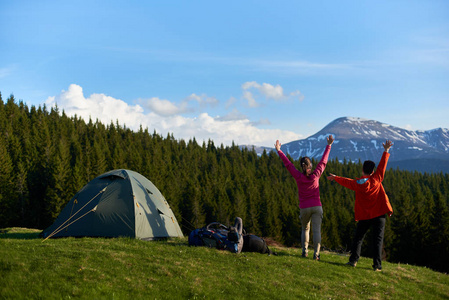 朋友一起爬山照片
