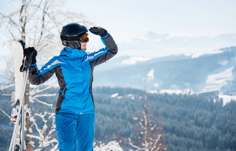 女子滑雪运动员和滑雪享受山