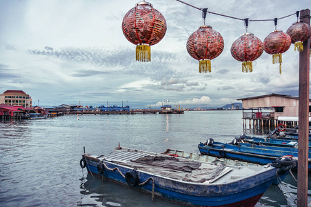 渔船停泊在咀嚼码头渔村在槟城