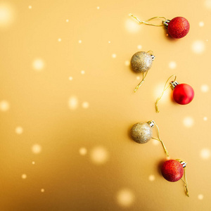 红金圣诞球在金色的背景上。选择性的焦点