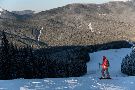 滑雪者享受山和森林