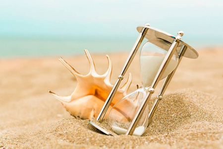 运行在沙漏中的沙子照片