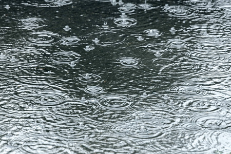 一l一kesurf一ce沥青路面水上的雨滴涟漪在雨中雨点起涟漪的向湖和