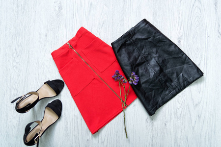 红色和黑色的裙子，黑色的鞋子。时尚概念