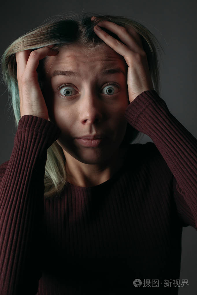 吓坏了的年轻女人