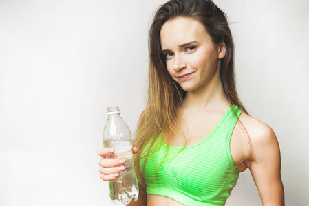 快乐运动青少年女子与瓶装水饮料