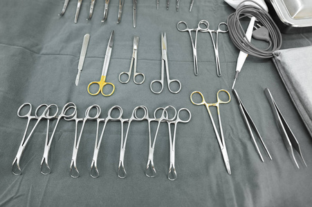 用一只手抓住一个工具 steralized 的手术器械的细节镜头