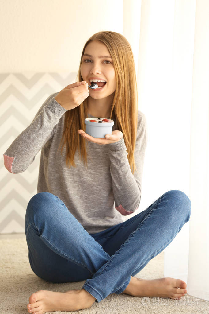 女人喝酸奶