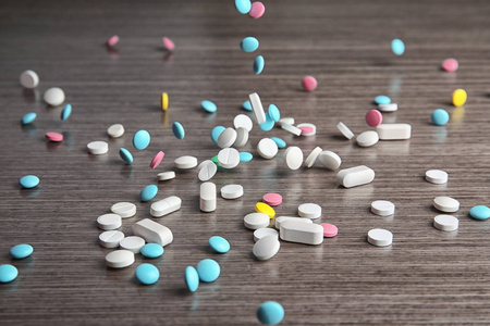 不同的彩色药丸照片