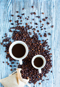 咖啡豆和杯咖啡加上不同的其他组件