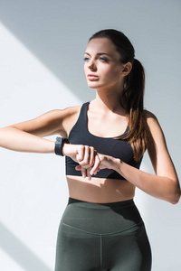 女运动员使用 smartwatch