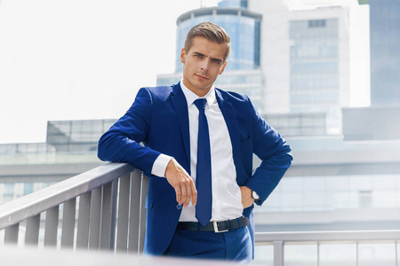 阳光男人图片-阳光男人素材-阳光男人插画-摄图新视界