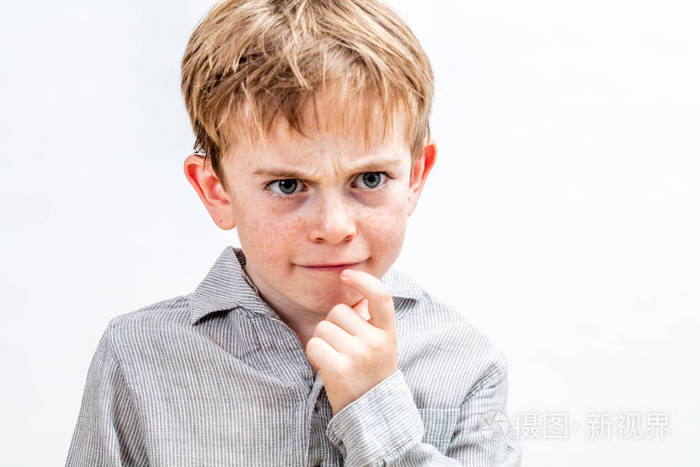皱着眉头的淘气小孩雀斑有严重解疑问