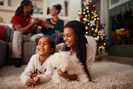 美国黑人儿童圣诞前夜与家人在家里