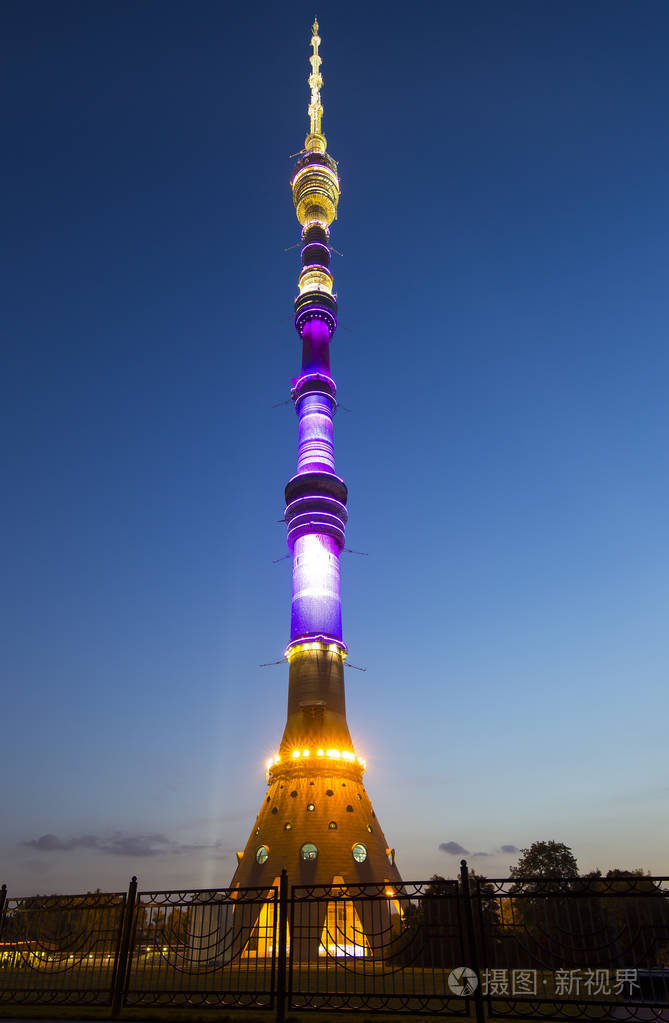 到了晚上,俄罗斯莫斯科电视塔 (奥斯坦金诺)