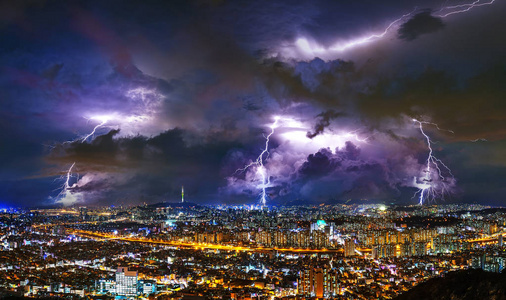 与闪电在晚上在韩国首尔的雷雨云