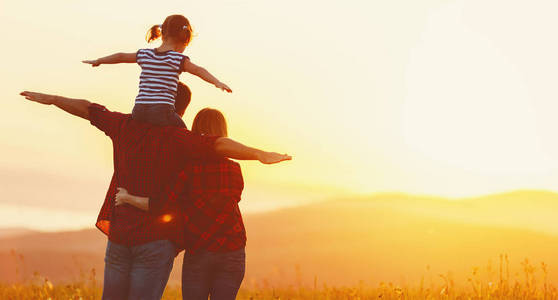 幸福家庭 日落时的父亲和孩子的女儿