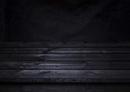 黑暗的木桌旁边，黑色木制角度内政