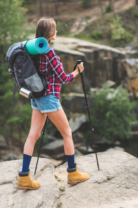 徒步旅行在洛矶山脉上的女人