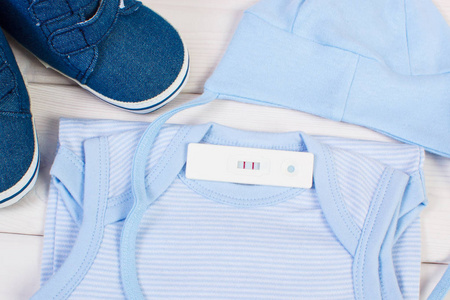 妊娠试验 超声扫描的婴儿和新生儿在日历上 期待婴儿服装照片 正版商用图片0xgc1p 摄图新视界