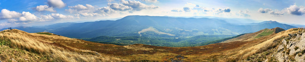 在早期的秋天，Bieszczady 国家公园 Bieszczady 山的美景尽收眼底 波兰语 Bieszczadzki 公园