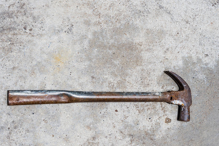 金属年龄关于年龄的水泥地上,旧金属锤铁榔头照片