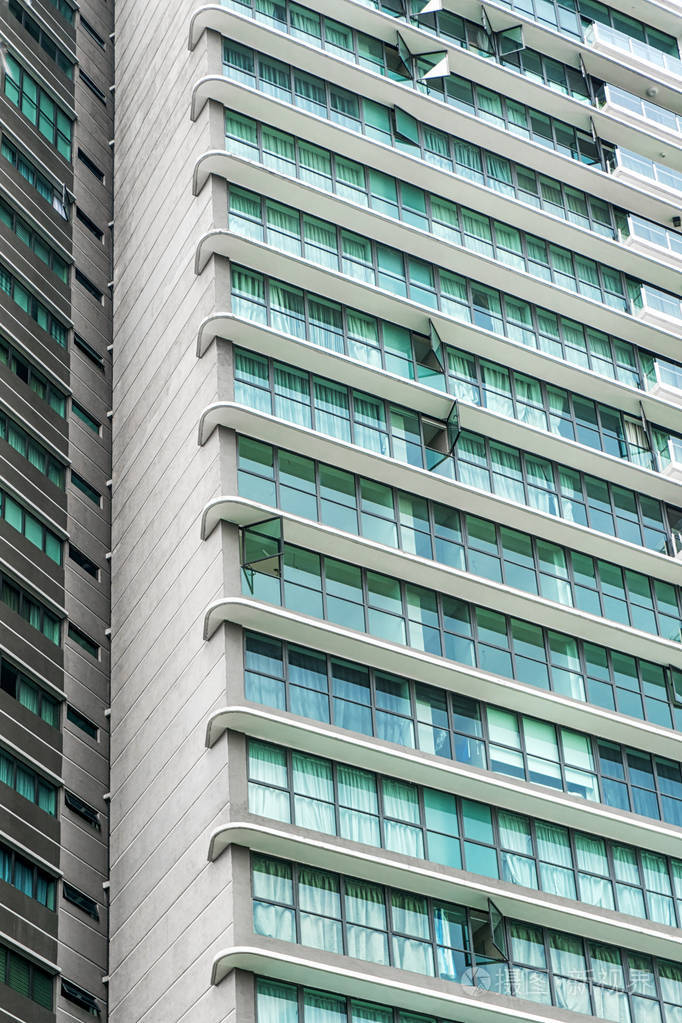 办公大楼 windows 的正面视图