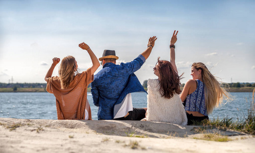 阳光明媚的日子,积极情绪在海滩玩的朋友照片