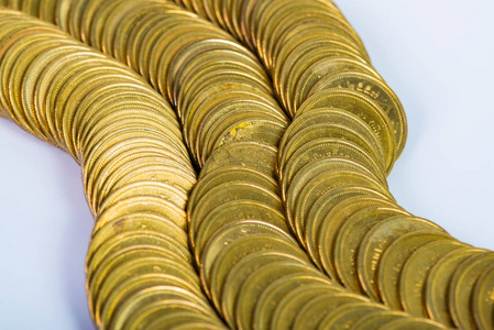 列的金币，堆在白色背景上的硬币