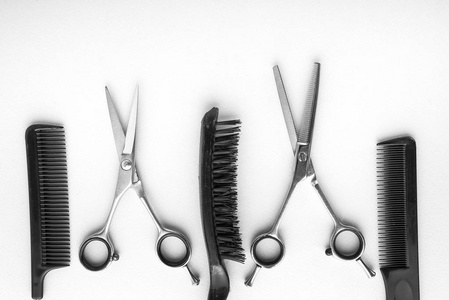梳子和理发师工具在白色背景上的顶视图