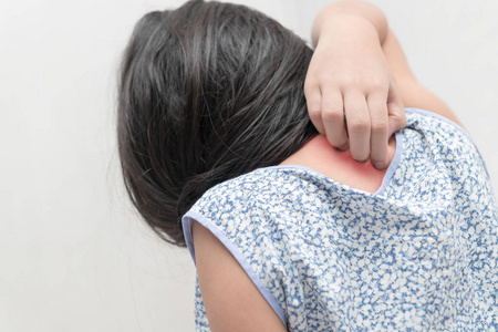 亚洲女孩抓痒图片