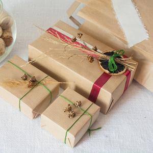 圣诞装饰品和礼品盒的背景。圣诞节和新年的概念