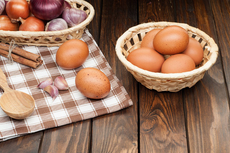 在篮子里的鸡蛋用食品配料上木制装饰