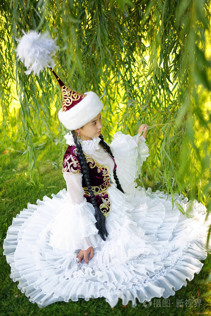 身着民族服装的哈萨克美女