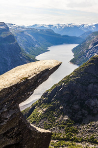Trolltunga 的夏季之旅, 巨魔的舌头, 在 Odda Ringedalsvatnet 湖, 挪威