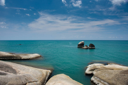 上海滩风光海海浪和岩石视图水在蓝蓝的天空上的云彩在夏天海