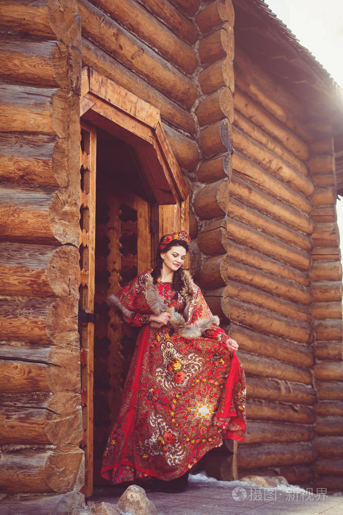 这位俄罗斯美女身穿传统服装